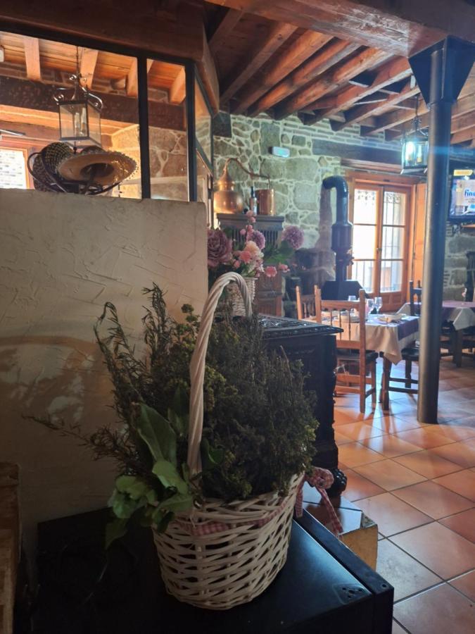 Hostal El Patio Restaurante San Bartolomé de Pinares Exterior photo