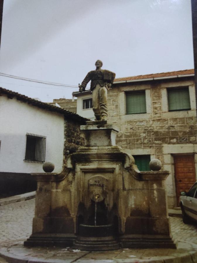 Hostal El Patio Restaurante San Bartolomé de Pinares Exterior photo