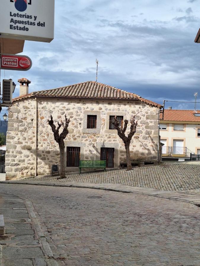 Hostal El Patio Restaurante San Bartolomé de Pinares Exterior photo